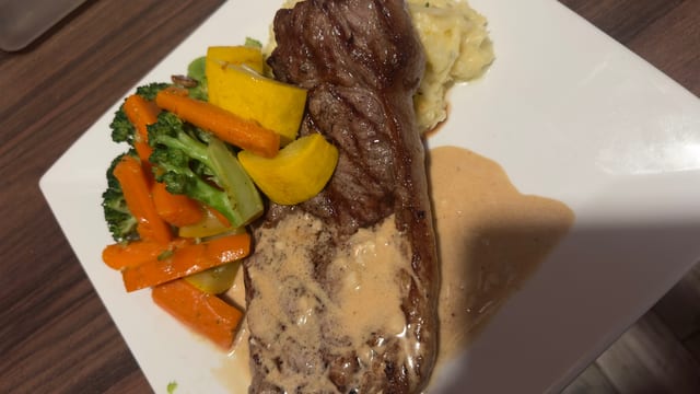 Churrasco Con Vegetales Y Puré De Papas.
